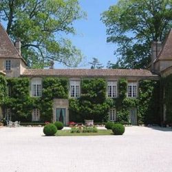 chateau carbonnieux bordeaux wine lodge